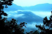 ����ɽ�羰������һ������ӭ�����θ߳�